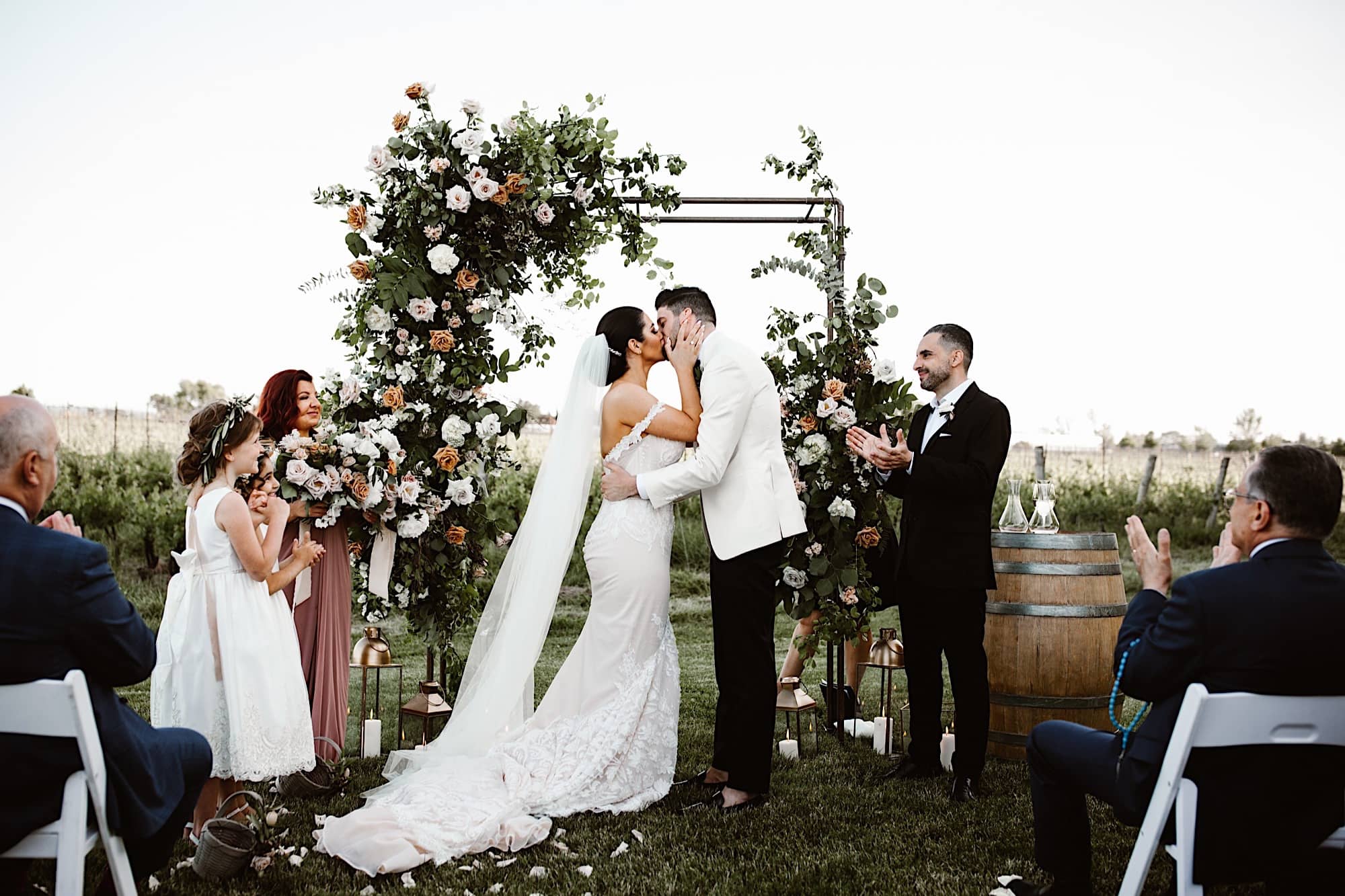 vineyard wedding the kiss